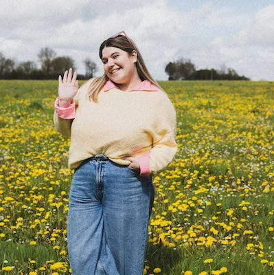 Caroline, wedding planner passionnée derrière L'Agence Pétillette, souriante et prête à accompagner les couples dans la création de leur mariage sur mesure et mémorable